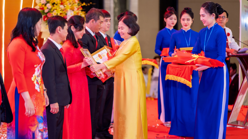 Bà Nguyễn Thị Yến, Phó Bí thư Thường trực Tỉnh ủy Bà Rịa-Vũng Tàu trao bằng khen cho các cá nhân, tập thể hoàn thành xuất sắc nhiệm vụ trong Lễ kỷ niệm 40 năm thành lập của công ty.