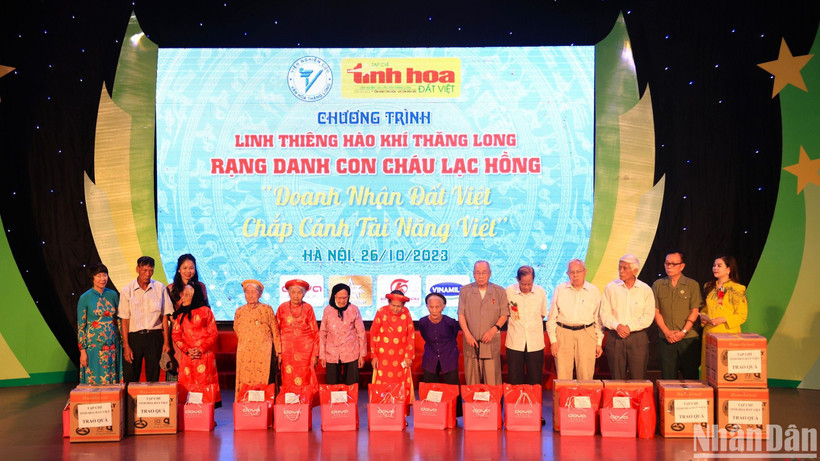 Chương trình trao quà cho các Mẹ Việt Nam Anh hùng, các cựu tù chính trị, những người có công với cách mạng.