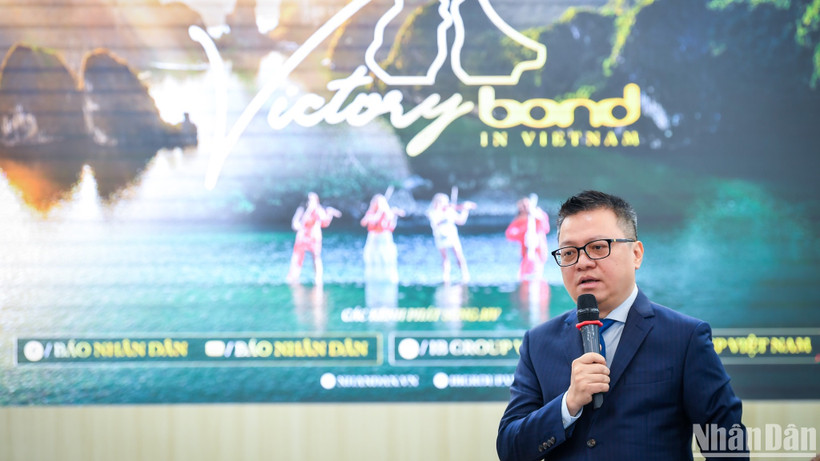 Đồng chí Lê Quốc Minh, Ủy viên Trung ương Đảng, Tổng Biên tập Báo Nhân Dân, Phó Trưởng Ban Tuyên giáo và Dân vận Trung ương, Chủ tịch Hội Nhà báo Việt Nam đến dự và giới thiệu về MV và dự án "Bond in Việt Nam".