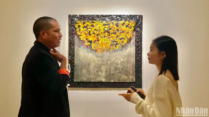 Họa sĩ Nguyễn Hóa chia sẻ về nguồn cảm hứng thực hiện triển lãm "Lối gió đường mây". (Ảnh: NGỌC KHÁNH)