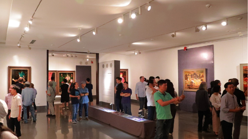 Không gian trưng bày Triển lãm tranh “Cha và con”. (Ảnh: BẢO TÀNG MỸ THUẬT VIỆT NAM)