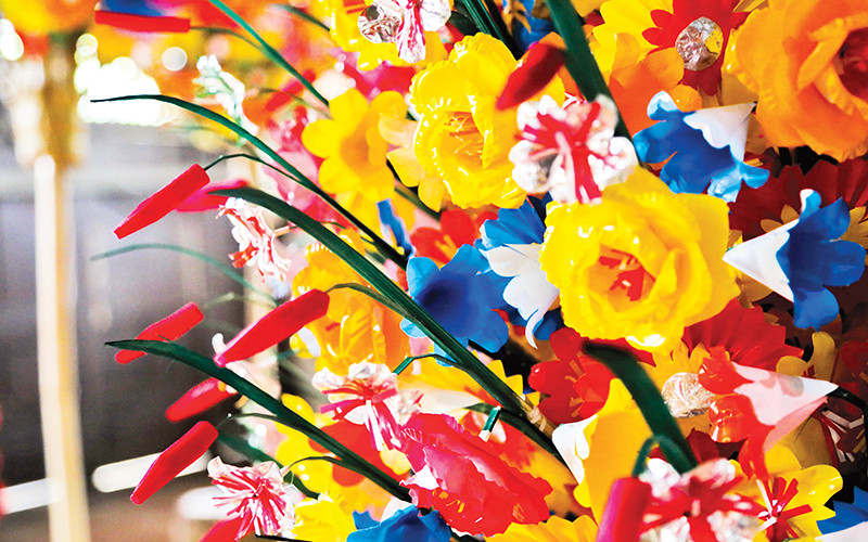 Hoa giấy Thanh Tiên có hàng chục loại như: cúc, lan, quỳ, tường vi,… thường được dùng trang trí những nơi thờ tự trong nhà, các miếu, trang bà, am, bàn thờ ông địa, táo quân, thần bếp…