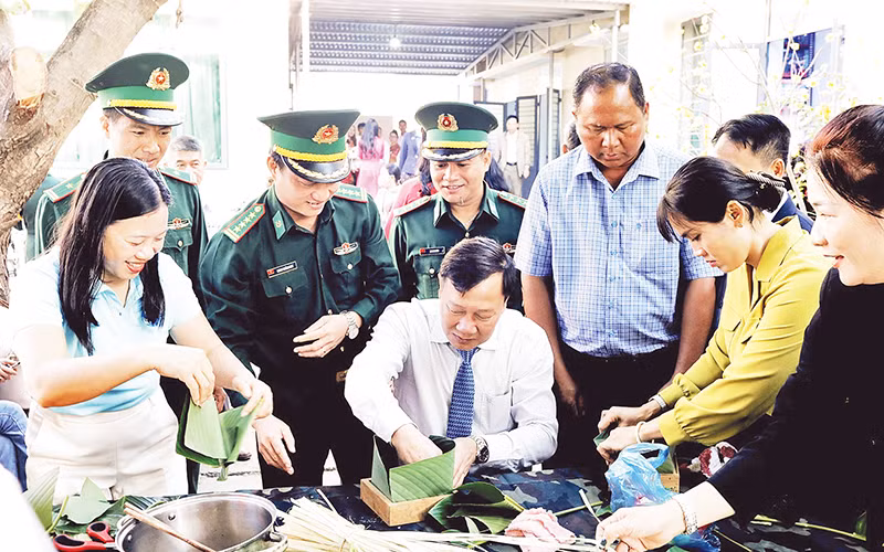 Các đại biểu tham gia gói bánh chưng tặng các gia đình chính sách, hộ nghèo trên địa bàn biên giới tỉnh Đắk Lắk.