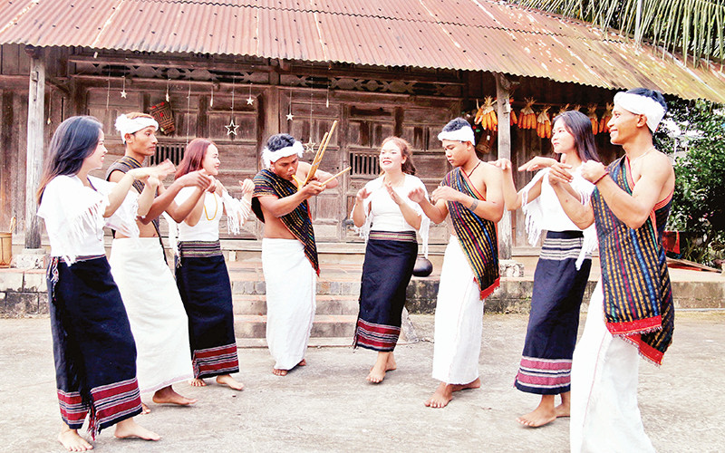 Điệu tamya (múa) kết nối gái trai của người Chu Ru.