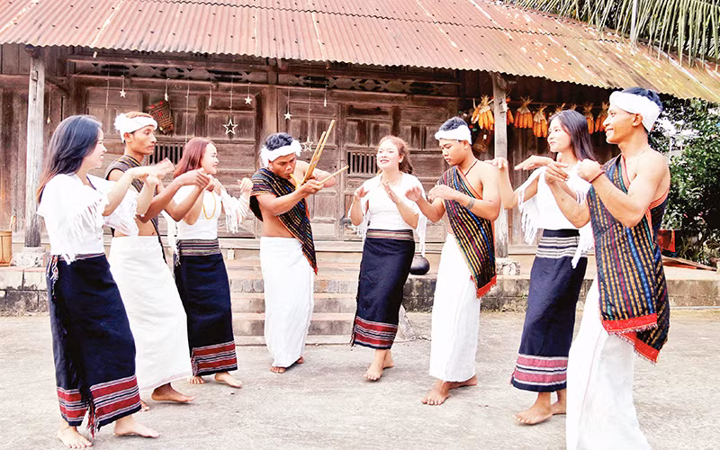 Điệu tamya (múa) kết nối gái trai của người Chu Ru.