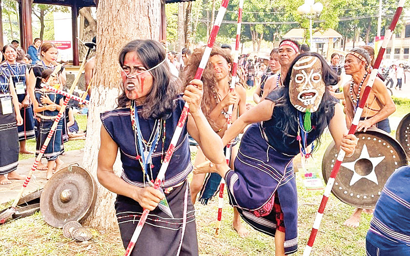 Các Pram và Pơtual đôi khi là trẻ em và cả phụ nữ.