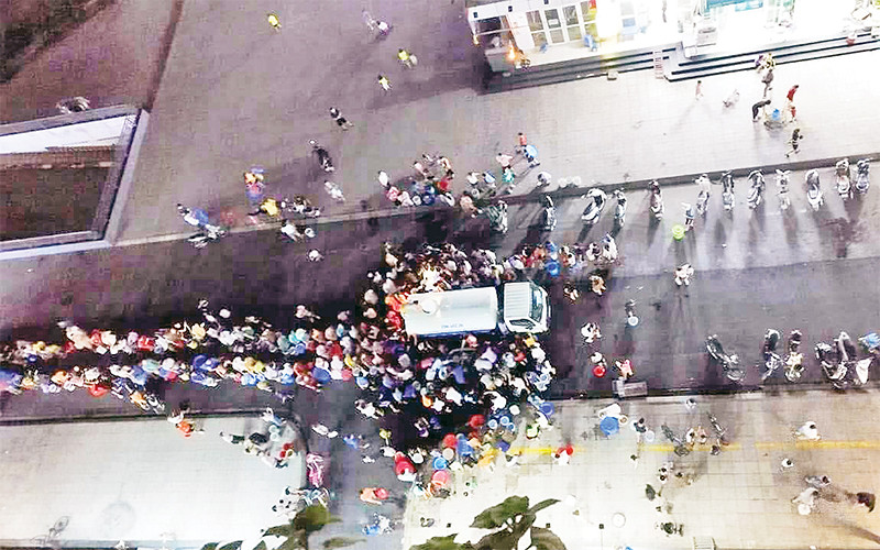 Hàng trăm người dân Khu đô thị Thanh Hà xếp hàng chờ lấy nước sạch. (Ảnh THUẬN VŨ)