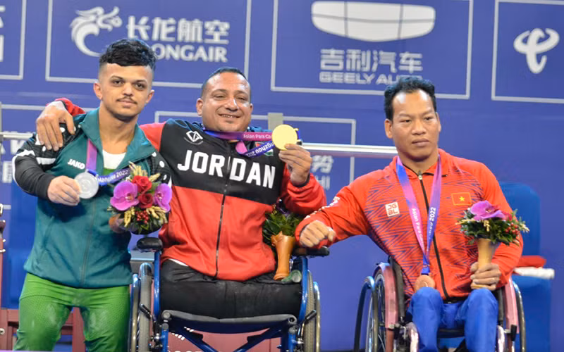 Lực sĩ Lê Văn Công (ngoài cùng, bên phải) nhận HCĐ Asian Para Games 4.