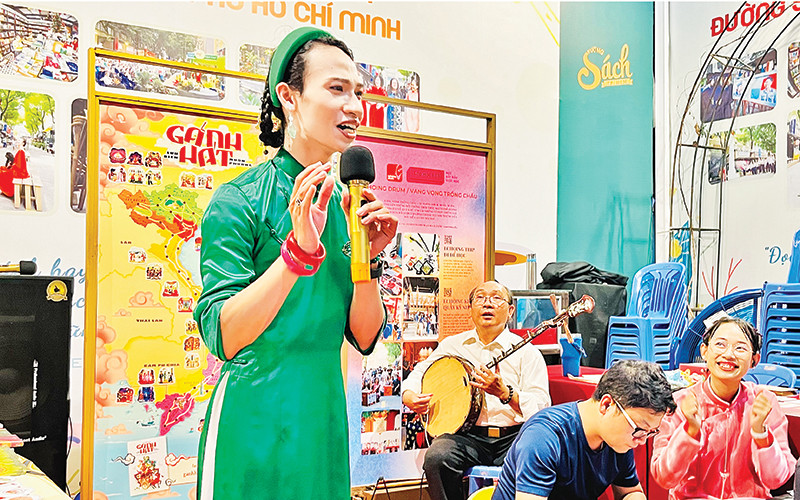 Diễn viên Hạ Nắng (áo dài xanh) diễn các trích đoạn cải lương, đờn ca tài tử tại sân khấu nhỏ thuộc Đường Sách Thành phố Hồ Chí Minh. 