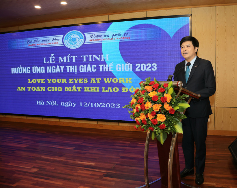PGS,TS Nguyễn Tuấn Hưng, Phó Vụ trưởng Vụ Tổ chức cán bộ (Bộ Y tế) phụ trách, quản lý, điều hành Bệnh viện Mắt Trung ương phát biểu tại lễ mít-tinh.