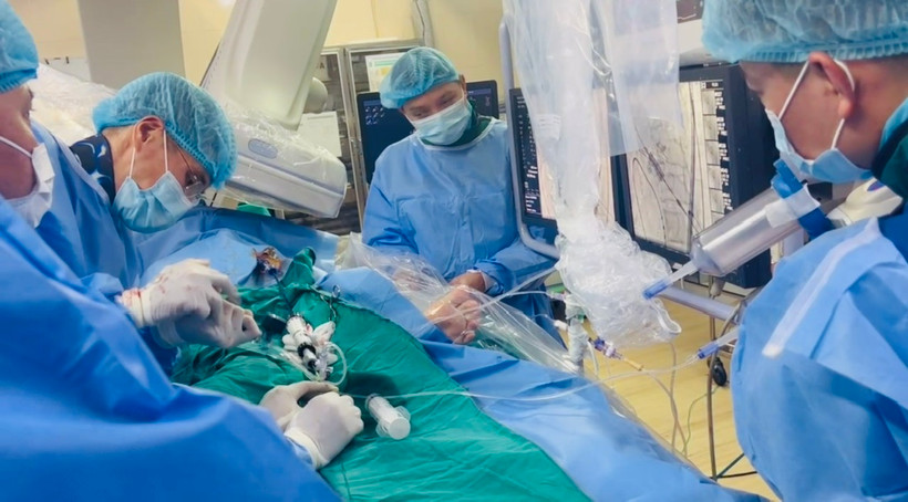 Một ca can thiệp tim mạch do các bác sĩ Viện Tim mạch Việt Nam thực hiện