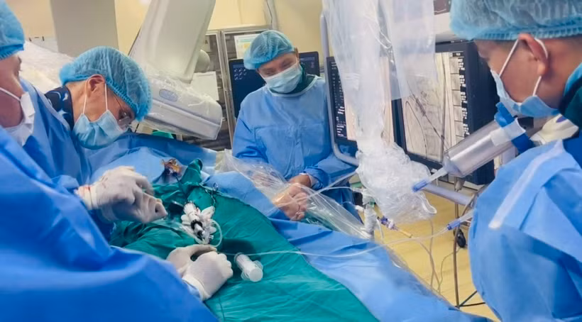 Một ca can thiệp tim mạch do các bác sĩ Viện Tim mạch Việt Nam thực hiện