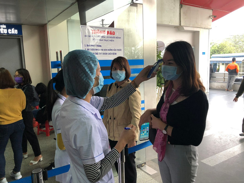 Bộ Y tế khuyến cáo người dân khi đến các cơ sở y tế cần đeo khẩu trang để ngăn chặn sự lây lan các tác nhân gây bệnh.