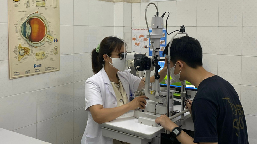 Các bác sĩ Bệnh viện Mắt Trung ương khám sàng lọc bệnh đau mắt đỏ.