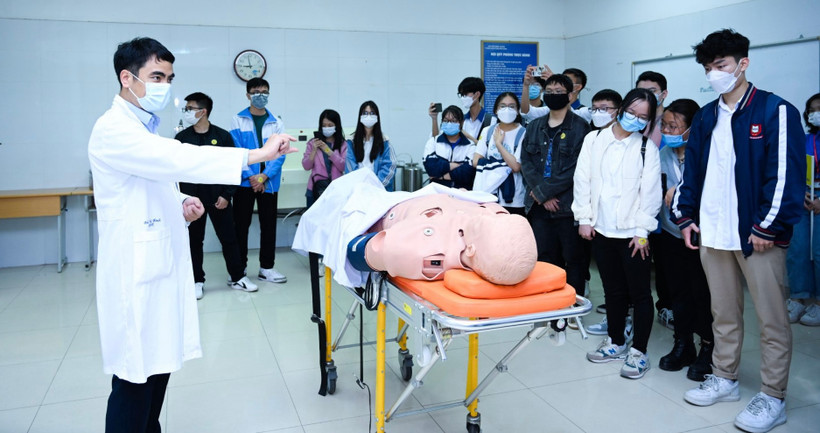 Một buổi học trên mô hình của sinh viên Trường đại học Y Hà Nội.