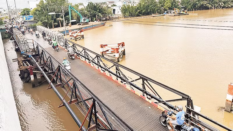 Cầu sắt Long Kiểng (huyện Nhà Bè) được đề nghị tháo dỡ khẩn cấp do xuống cấp, không bảo đảm an toàn cho người và phương tiện lưu thông. (Ảnh TUẤN VƯƠNG)