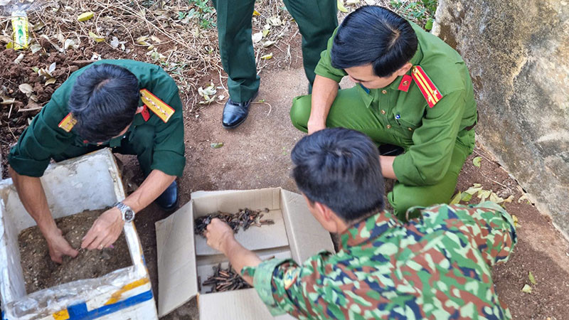 Lực lượng chức năng kiểm đếm tang vật thu giữ được tại hiện trường.