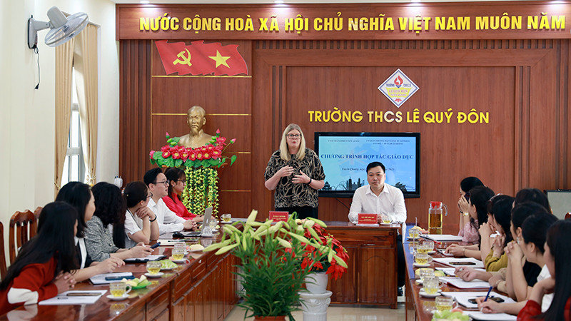 Bà Kelly Pattison, Giám đốc tổ chức Circular Learning, chia sẻ, trao đổi kinh nghiệm và các phương pháp dạy học hiện đại cho đội ngũ giáo viên tiếng Anh của thành phố Tuyên Quang.