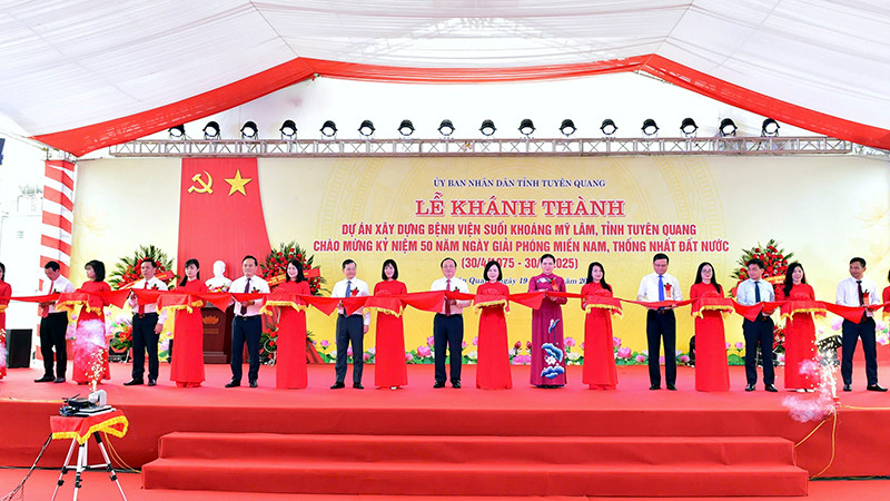 Các đại biểu cắt băng khánh thành Bệnh viện Suối khoáng Mỹ Lâm.