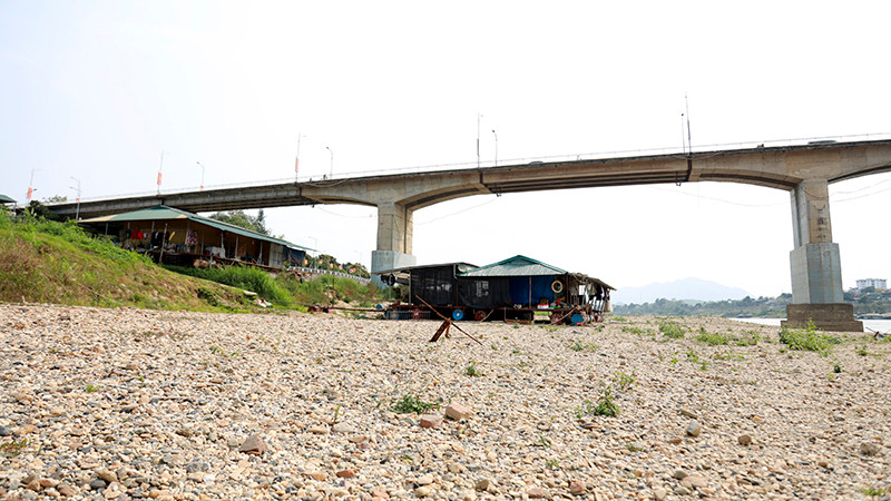 Nhà bè của người dân tại phường Nông Tiến, thành phố Tuyên Quang mắc cạn do nước sông Lô xuống thấp.