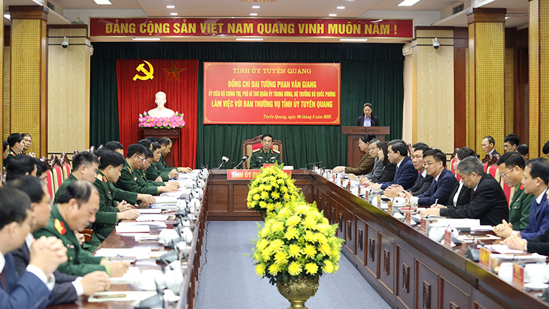 Đại tướng Phan Văn Giang, Ủy viên Bộ Chính trị, Phó Bí thư Quân ủy Trung ương, Bộ trưởng Quốc phòng chủ trì buổi làm việc.