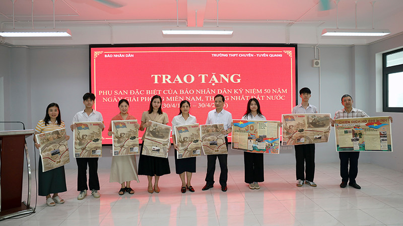 Trưởng Văn phòng đại diện Báo Nhân Dân tại Tuyên Quang trao tặng phụ san đặc biệt cho thầy, cô giáo và các em học sinh trường THPT Chuyên Tuyên Quang.