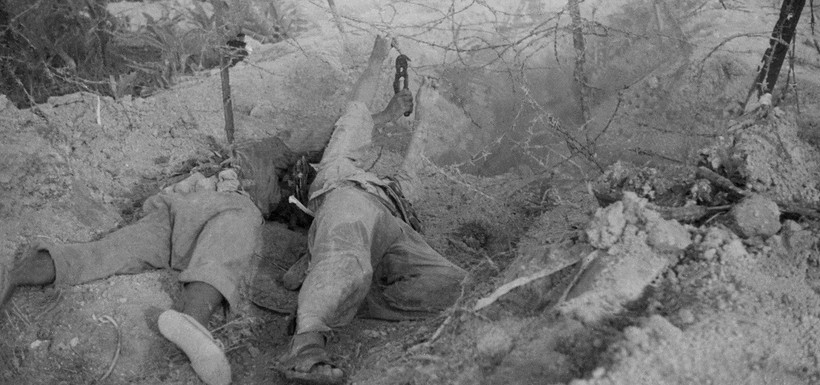 Các chiến sĩ công binh đang cắt hàng rào dây thép gai mở đường cho các chiến sĩ xung kích tấn công tiêu diệt vị trí 206. (Ảnh: TTXVN)