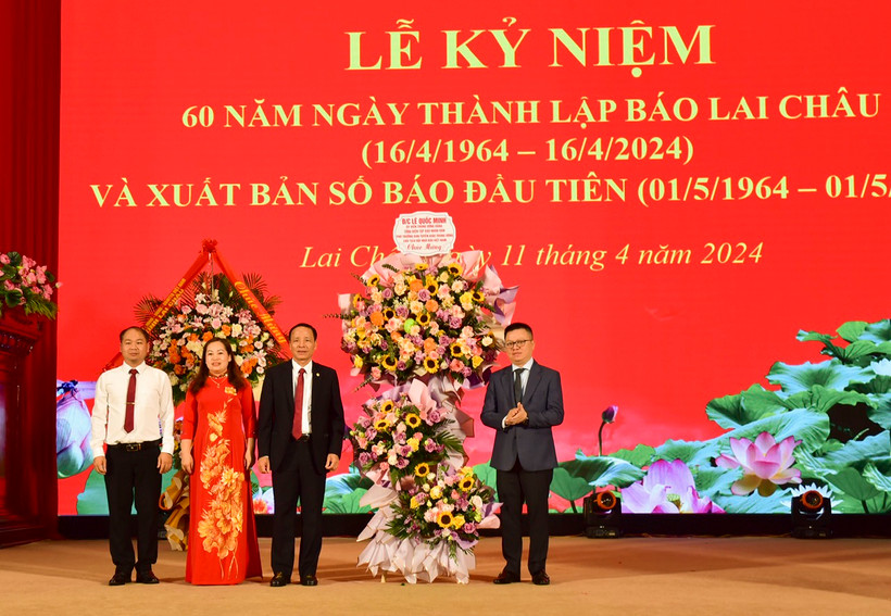 Đồng chí Lê Quốc Minh, Ủy viên Trung ương Đảng, Tổng Biên tập Báo Nhân Dân, Phó Trưởng Ban Tuyên giáo Trung ương, Chủ tịch Hội Nhà báo Việt Nam tặng hoa chúc mừng Báo Lai Châu.