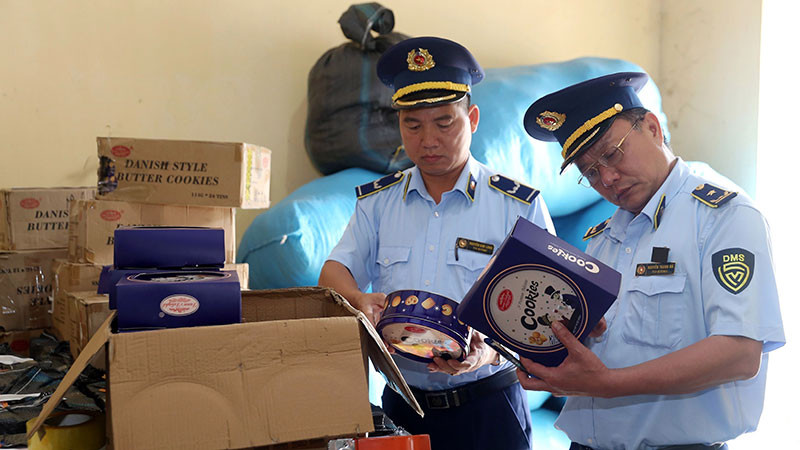 Lực lượng đội cơ động, Cục Quản lý thị trường Lào Cai kiểm tra xuất xứ hàng hóa. (Ảnh QUỐC KHÁNH)