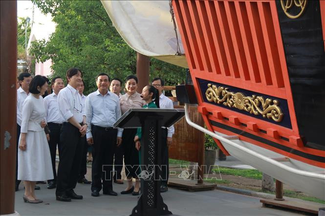 Hoàng Thái tử Nhật Bản Akishino cùng Công nương Kiko thăm Mô hình Châu Ấn thuyền.