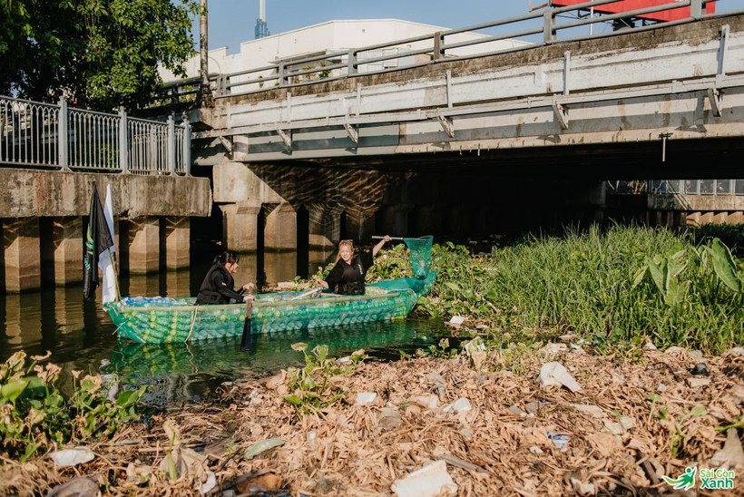 Chiếc thuyền được làm từ vỏ chai nhựa đong đầy ý nghĩa. Nguồn: Sài Gòn Xanh
