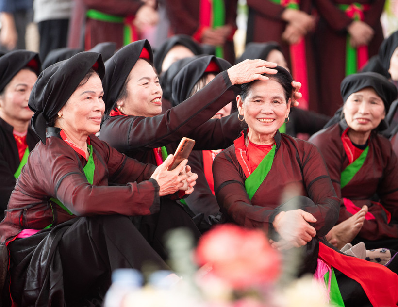 Hình ảnh bà con địa phương, từng tham gia MV "Bắc Bling", nay dự buổi ra mắt MV tại chính quê nhà của mình. Nguồn: BTC