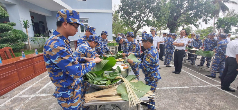 Các chiến sĩ lữ đoàn 162 gói bánh chưng chuẩn bị đón Tết.