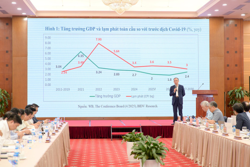 TS Cấn Văn Lực, thành viên Hội đồng Tư vấn Chính sách Tài chính-Tiền tệ quốc gia, trình bày tham luận tại Hội thảo. Ảnh THẾ ĐẠI
