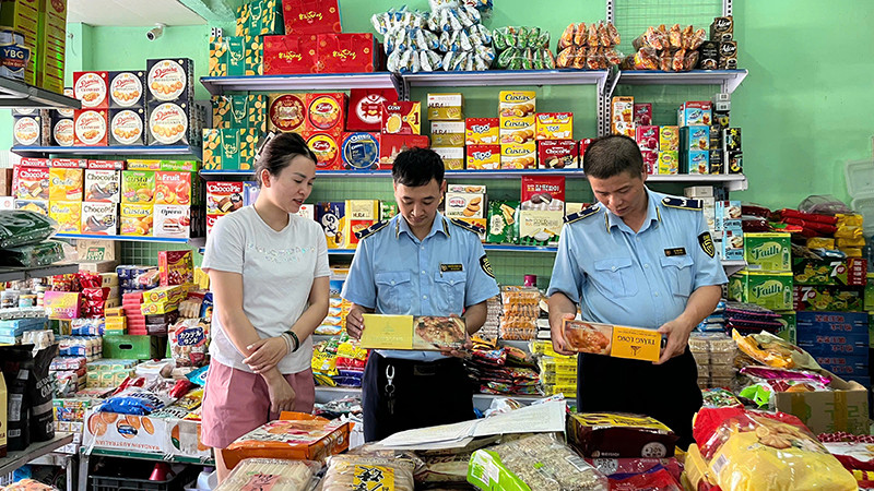 Lực lượng quản lý thị trường tăng cường kiểm tra tại các cơ sở kinh doanh. (Ảnh NGỌC MINH)