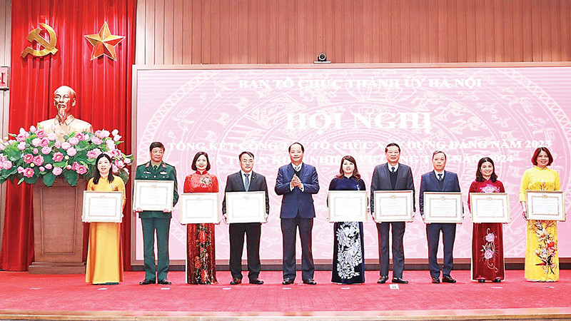 Lãnh đạo thành phố Hà Nội tặng bằng khen cho các tập thể, cá nhân có thành tích xuất sắc trong công tác tổ chức xây dựng Đảng năm 2023.