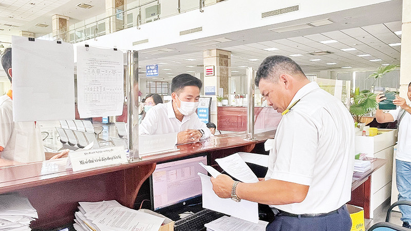 Người dân làm thủ tục khai thuế tại Cục Thuế Thành phố Hồ Chí Minh.