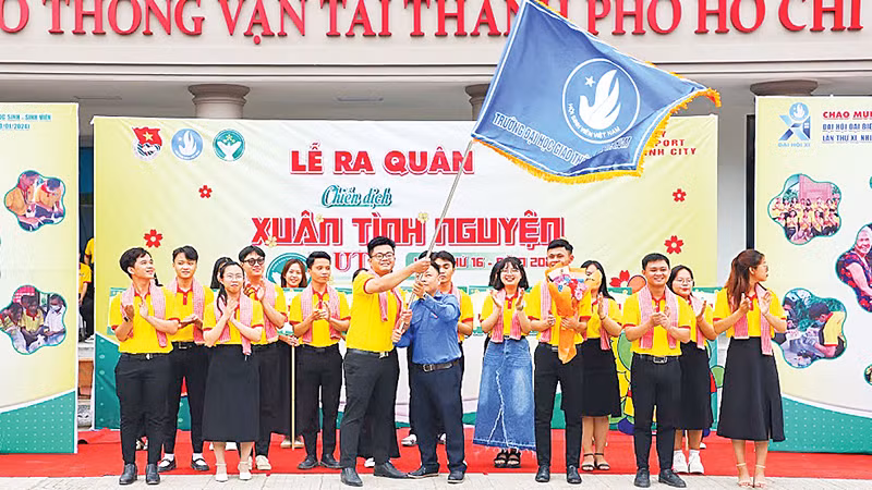 Sinh viên Trường đại học Giao thông vận tải Thành phố Hồ Chí Minh trong lễ ra quân Xuân tình nguyện năm 2024.