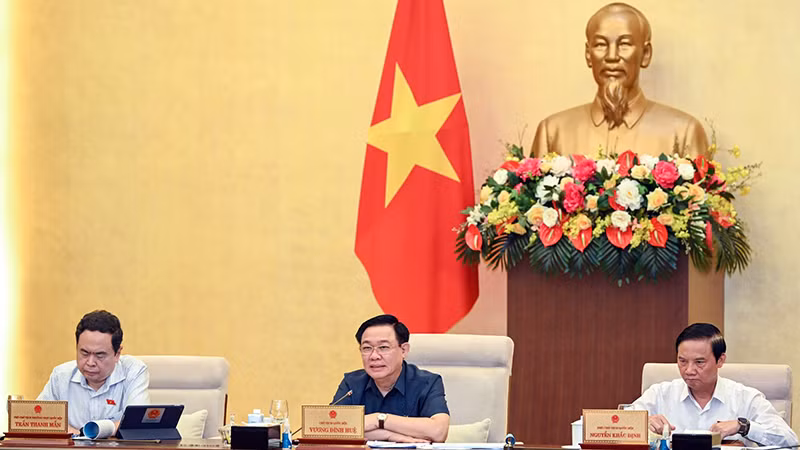 Chủ tịch Quốc hội Vương Đình Huệ điều hành nội dung thảo luận tại phiên họp. (Ảnh DUY LINH)