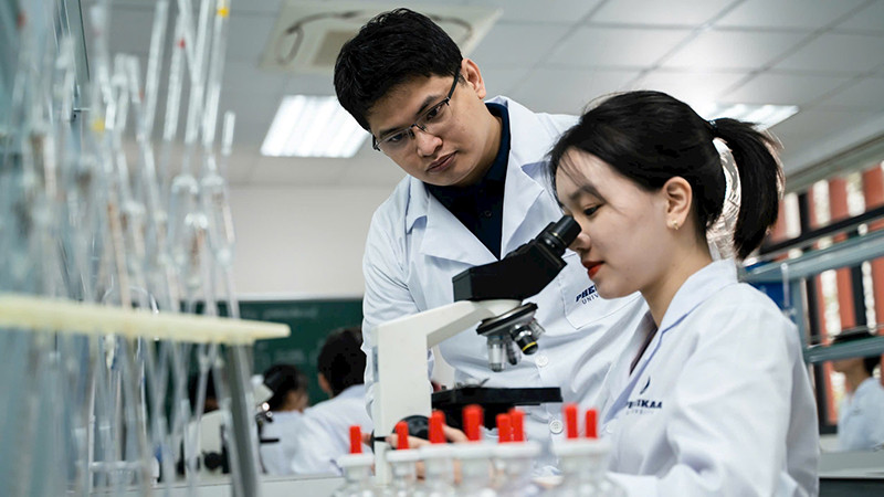 Hoạt động nghiên cứu khoa học với trang thiết bị hiện đại tại Trường đại học Phenikaa. 