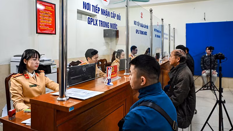 Cảnh sát giao thông thành phố Hà Nội tiếp nhận hồ sơ cấp đổi giấy phép lái xe. (Ảnh HỒNG QUANG)