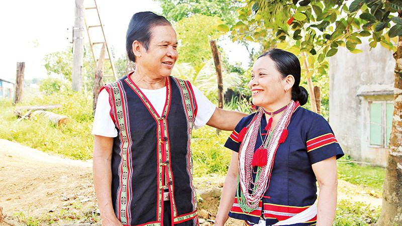 Vợ chồng ông Minh, bà Hà lưu truyền và bảo vệ văn hóa dân tộc.