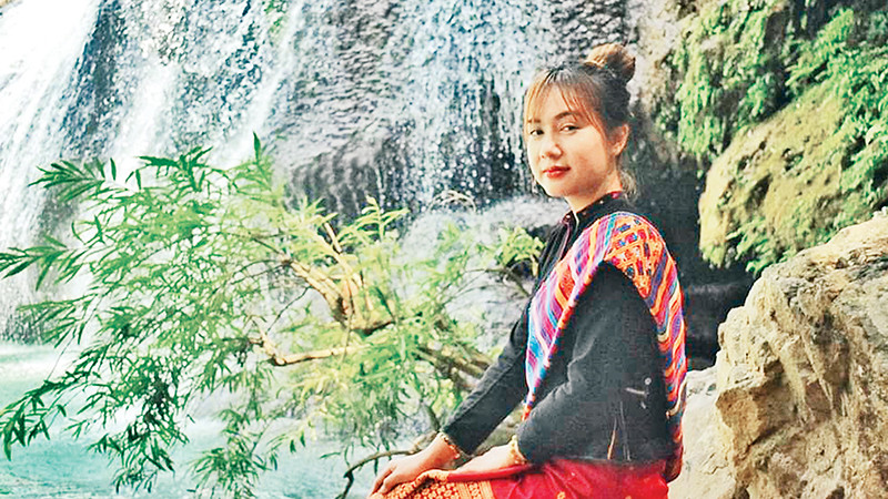 Thiếu nữ bên thác Tà Puồng.