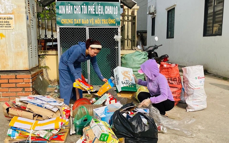 Người dân thành phố Hà Nội thực hiện phân loại chất thải tại nguồn. 