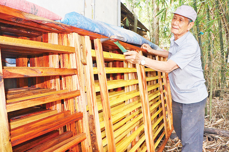 Thành viên Tổ từ thiện ấp Mỹ An 2, xã Mỹ Hòa Hưng, thành phố Long Xuyên kiểm tra các khung nhà trước khi xây cất.
