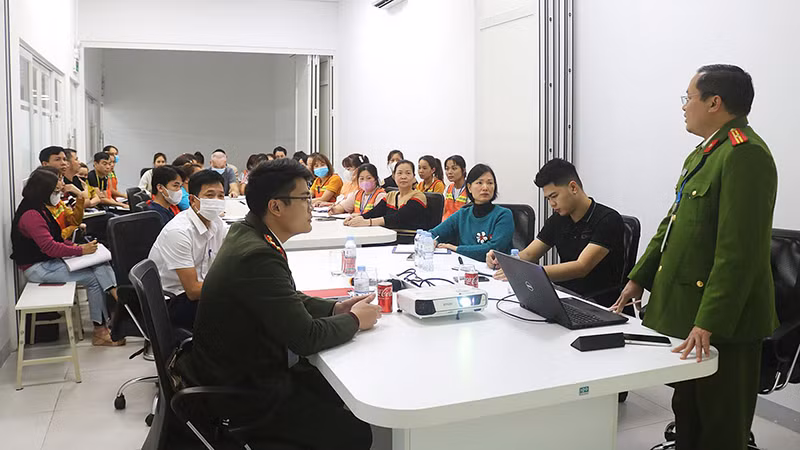 Công an huyện Tân Yên (tỉnh Bắc Giang) tuyên truyền, nâng cao nhận thức cho cán bộ, công nhân, người lao động Công ty TNHH Intermax Việt Nam về các loại tội phạm trên không gian mạng. (Ảnh Tuấn Minh)