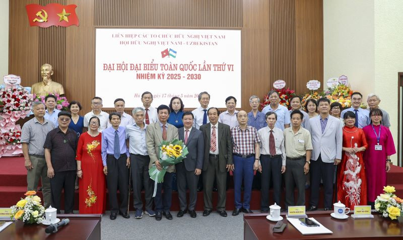 Ban Chấp hành Hội Hữu nghị Việt Nam-Uzbekistan nhiệm kỳ 2025-2030 ra mắt Đại hội (Ảnh: Đình Hòa/VUFO)
