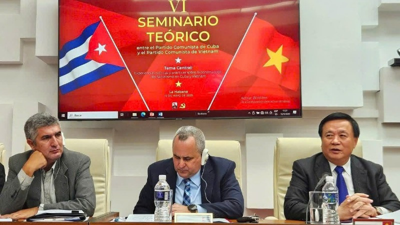 Các đồng chí chủ trì Hội thảo. (Ảnh: Đại sứ quán Việt Nam tại Cuba)