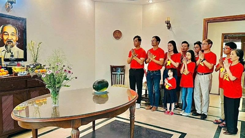 Cán bộ Đại sứ quán dâng hương bày tỏ lòng thành kính tưởng nhớ Chủ tịch Hồ Chí Minh, các anh hùng liệt sĩ và đồng bào đã hy sinh vì độc lập, tự do của Tổ quốc. (Ảnh: Đại sứ quán Việt Nam tại Pakistan)