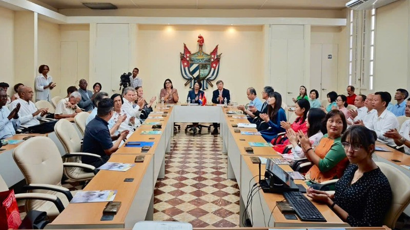 Các đại biểu tham dự Lễ ra mắt bộ môn nghiên cứu về Hồ Chí Minh tại Đại học La Habana. (Ảnh: Đại sứ quán Việt Nam tại Cuba)